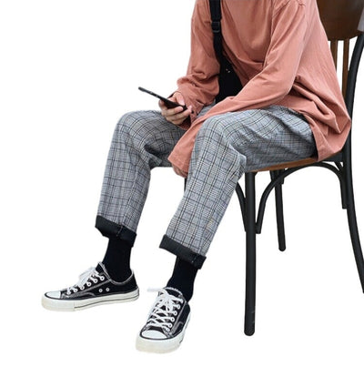 homme assis avec pantalon tartan