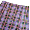 détails d'une jupe violette écossaise